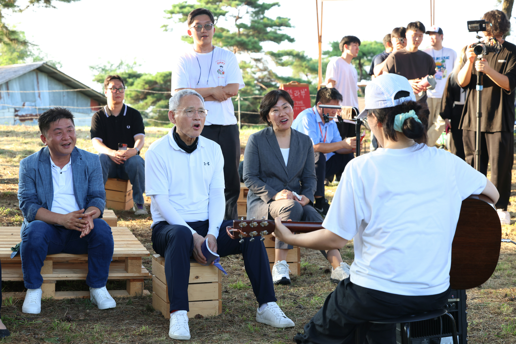 Minister Yu In-chon, second from left, and Minister Song Mi-ryung to his right enjoy an afternoon with the residents of Hongseong County [MINISTRY OF CULTURE, SPORTS AND TOURISM]