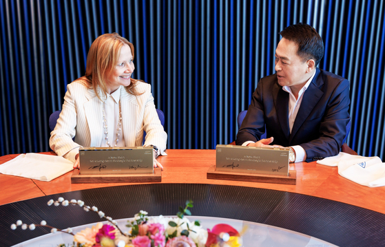 Samsung SDI CEO Choi Yoon-ho, right, takes a photo with General Motors CEO Mary Barra after the two first signed a memorandum of understanding on a joint U.S. battery plant in March last year. [SAMSUNG SDI]