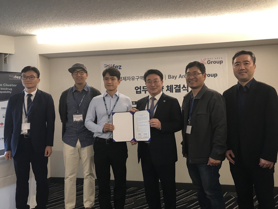 IFEZ and Bay Area K-Group signed an MOU to cooperate on advanced industry exchanges between Incheon and Silicon Valley. (From left to right) Kim Won-yeon, Director of Investment Attraction Planning at IFEZ, David Lee, Shim Jin-seop, co-CEO of Bay Area K-Group, Commissioner Yoon Won-seok, Kevin Kim, head of the Mobility Group at Bay Area K-Group, and Kwon Oh-hyung, Director of KOTRA Silicon Valley Trade Center. [INCHEON FREE ECONOMIC ZONE AUTHORITY]