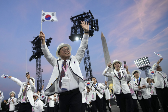 The Korean delegation parades during the Opening Ceremony for the 2024 Paris Paralympics at the Place de la Concorde in Paris on Wednesday. [AP/YONHAP]