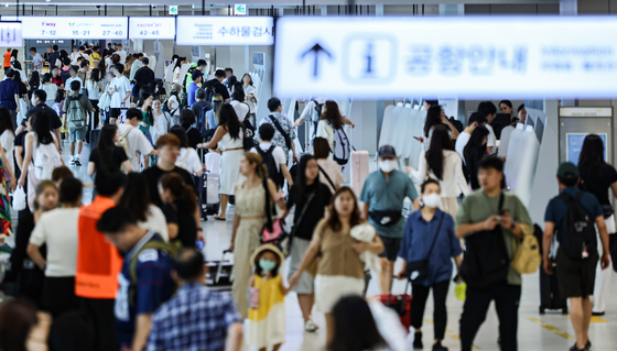 Tourists crowd Gimpo International Airport on Aug. 15, Korea's Liberation Day. [NEWS1]