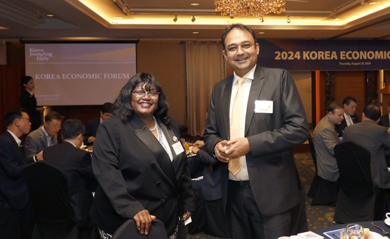 Minister Plenipotentiary of the Embassy of Sierra Leone Isatu Sema Aisha Sillah, left, and Deputy Head of Mission of the Embassy of India Nishi Kant Singh pose for a photo during the 18th Korea Economic Forum at Lotte Hotel in Jung District, central Seoul, on Thursday. [PARK SANG-MOON]