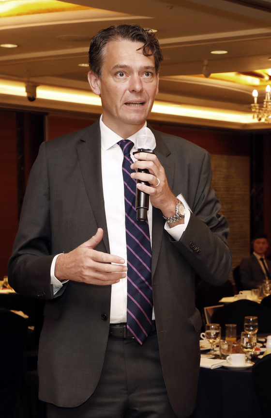 Ambassador of Luxembourg Jacques Flies asks a question after a special presentation by Korea AeroSpace Administration Administrator Yoon Young-bin during the 18th Korea Economic Forum at Lotte Hotel in Jung District, central Seoul, on Thursday. [PARK SANG-MOON]