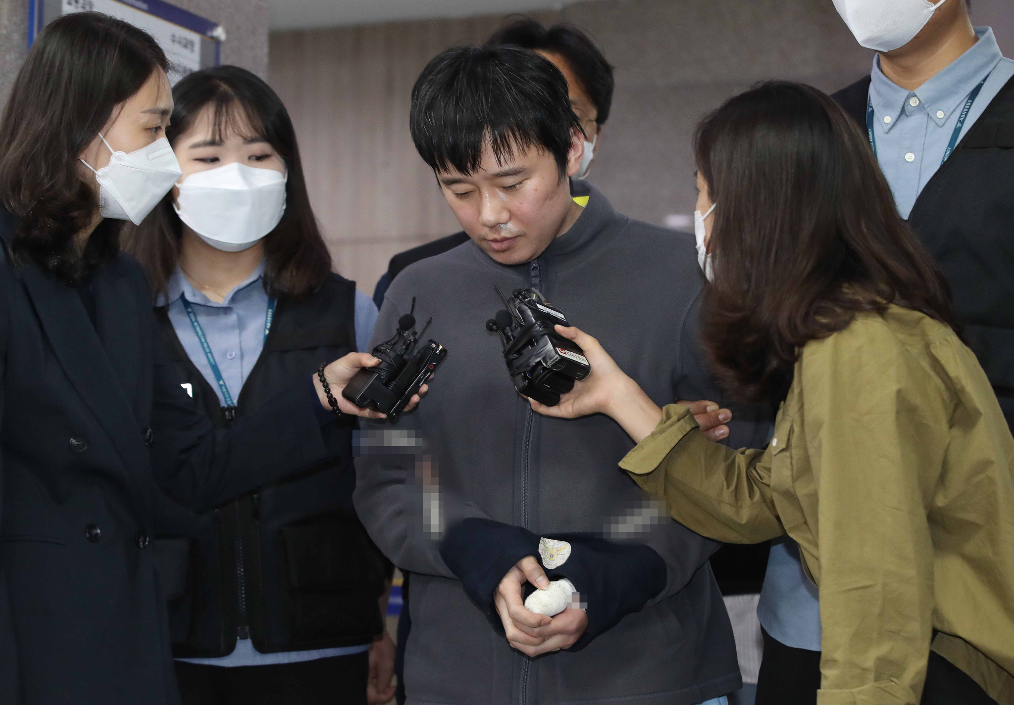 Jeon Joo-hwan, who murdered a female former colleague in a women's toilet area in Sindang Station in Seoul is referred to the prosecution at the Seoul Namdaemun Police Precinct in central Seoul in 2022. [YONHAP]  