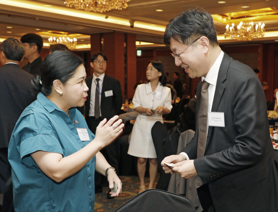 Ambassador of the Philippines Theresa Dizon-De Vega, left, and Director of National Policy Sung Tae-yoon, right, exchange greetings during the 18th Korea Economic Forum at Lotte Hotel in Jung District, central Seoul, on Thursday. [PARK SANG-MOON]