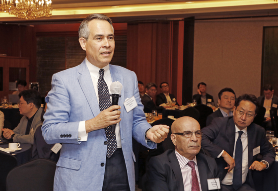 Ambassador of the Dominican Republic Federico Alberto Cuello Camilo asks a question after a keynote speech by Director of National Policy at the presidential office Sung Tae-yoon during the 18th Korea Economic Forum at Lotte Hotel in Jung District, central Seoul, on Thursday. [PARK SANG-MOON]