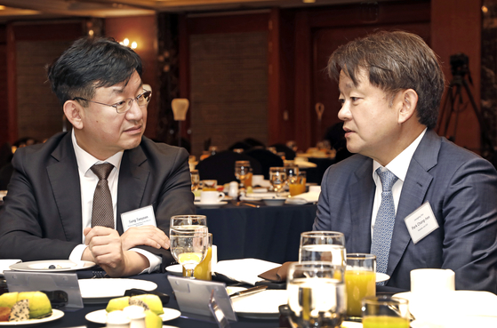 Director of National Policy Sung Tae-yoon, left, and CEO and Publisher of the Korea JoongAng Daily and JoongAng Ilbo Park Chang-hee, right, attend the 18th Korea Economic Forum at Lotte Hotel in Jung District, central Seoul, on Thursday. [PARK SANG-MOON]