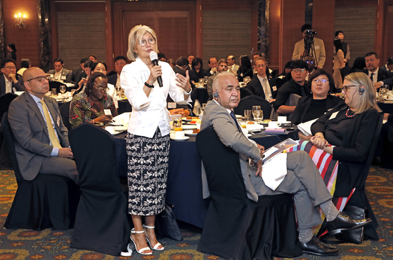 Ambassador of Italy Emilia Gatto, left, asks a question after a special presentation by Korea AeroSpace Administration Administrator Yoon Young-bin during the 18th Korea Economic Forum at Lotte Hotel in Jung District, central Seoul, on Thursday, as Ambassador of Tunisia Kais Darragi, center, and Ambassador of Ireland Michelle Winthrop, right, listen. [PARK SANG-MOON]