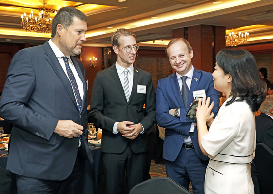 From left, Ambassador of Slovakia Marek Repovsky, Charge d'Affaires of the Embassy of Sweden Johannes Andreasson and Charge d'Affaires of the Embassy of Poland Artur Gradziuk exchange greetings with a Korea AeroSpace Administration official during the 18th Korea Economic Forum at Lotte Hotel in Jung District, central Seoul, on Thursday. [PARK SANG-MOON]