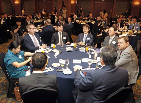 Clockwise from center, Director of National Policy at the presidential office Sung Tae-yoon, CEO and Publisher of the Korea JoongAng Daily and JoongAng Ilbo Park Chang-hee, Chairman of the Korea Federation of Banks Cho Yong-byoung, German Ambassador Georg Schmidt, Mexican Ambassador Carlos Penafiel Soto, Malaysian Ambassador Mohd Zamruni Khalid, Philippine Ambassador Theresa Dizon-De Vega and British Ambassador Colin Crooks attend the 18th Korea Economic Forum at Lotte Hotel in Jung District, central Seoul, on Thursday. [PARK SANG-MOON]