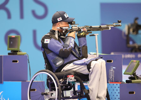 Park Jin-ho shoots in the R1 Men’s 10-meter air rifle standing SH1 at the 2024 Paris Paralympic Games in Paris on Saturday. [YONHAP] 