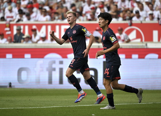 Mainz's Jonathan Burkardt, left, celebrates after scoring his side's second goal with Hong Hyun-seok during during a Bundesliga match against Stuttgart in Stuttgart, Germany on Saturday. [AP/YONHAP]