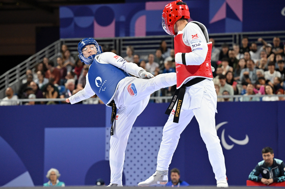 Joo Jeong-hun, left, kicks Nurlan Dombayev of Kazakhstan during the men’s K44 -80 kilogram taekwondo bronze medal match at the 2024 Paris Paralympic Games on Saturday in Paris. [YONHAP] 