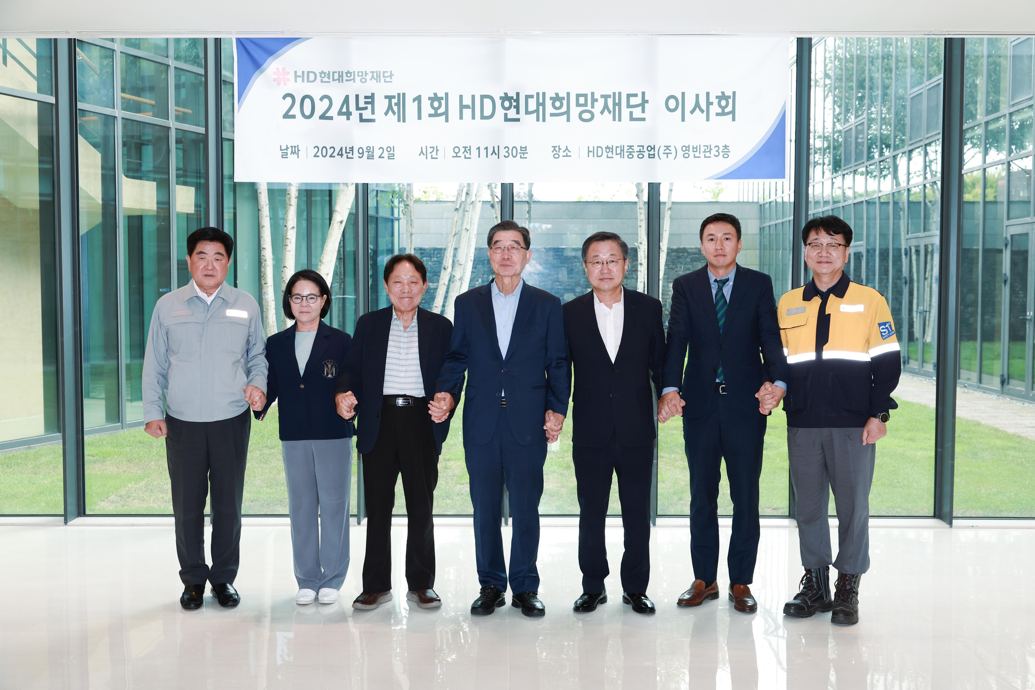 HD Hyundai Chairman Kwon Oh-gap, far left, poses for the photo with former Labor Minister Lee Ki-kwon, fourth from left, HD Hyundai Heavy Industries (HD HHI) Noh Jin-yul, far right, at the first board of directors' meeting for the HD Hyundai HeeMang Foundation at the HD HHI's Ulsan headquarters on Monday. [HD HYUNDAI]