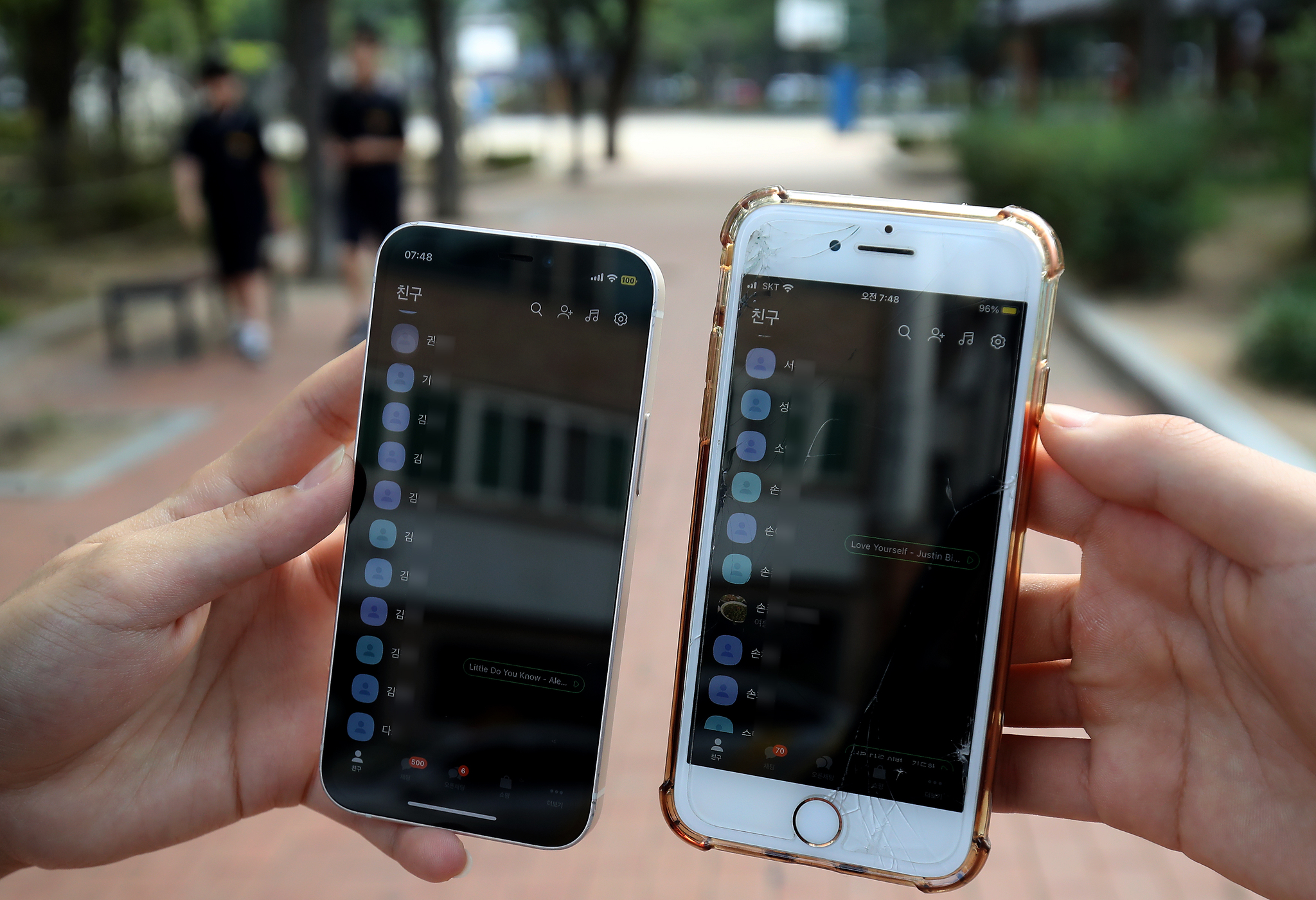 Students show their phone screens with their Kakaotalk friends lists in Daegu on Monday. The friends on the lists have all removed their profile pictures. (NEWS1)