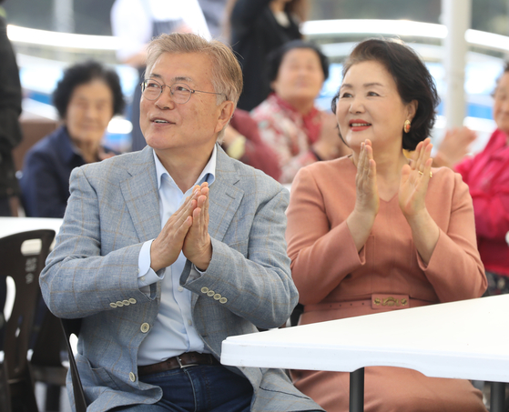 Former President Moon Jae-in, left, and his wife Kim Jung-sook clap during an event held in Pyeongsan Village in Yangsan, South Gyeongsang, on April 16. [NEWS1] 