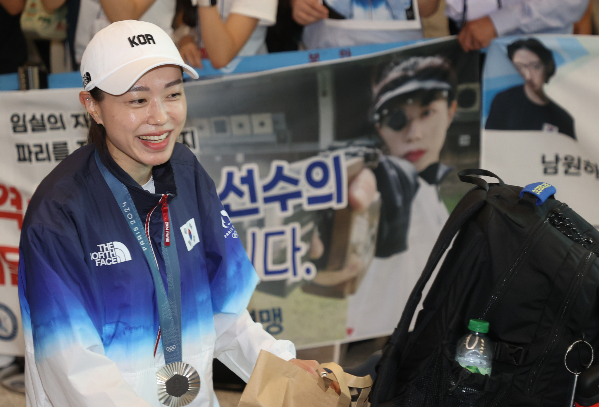 Kim Ye-ji lands at Incheon International Airport on Aug. 7, receiving a warm welcome from the public after winning silver in the women’s 10-meter air pistol at the Paris Olympics [YONHAP]