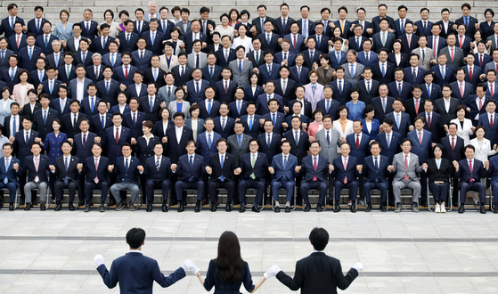 Members of the 22nd National Assembly pose for a group photograph in front of the legislature in Yeouido, western Seoul, after the official opening ceremony on Monday. [JOINT PRESS CORPS]