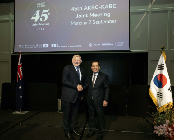 Posco Holdings and Korea Australia Business Council (KABC) chairman Chang In-hwa and Australia Korea Business Council (AKBC) Chairman Martin Ferguson pose during the AKBC-KABC Joint Meeting held in Perth, Australia on Monday. [POSCO HOLDINGS]