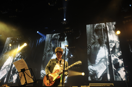 Noel Gallagher performs with Oasis, in concert at Madison Square Garden in Manhattan on Dec. 7, 2008. Oasis, long considered among the bands least likely to bury their hatchets and reunite, have announced a 2025 tour of Britain and Ireland. (Jennifer S. Altman/The New York Times)