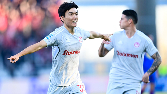 Hwang In-beom scores a goal for Greek club Olympiacos during a match against Volos at the Bolos Pantesalico Stadium in Greece on Jan. 8, 2023. [NEWS1]