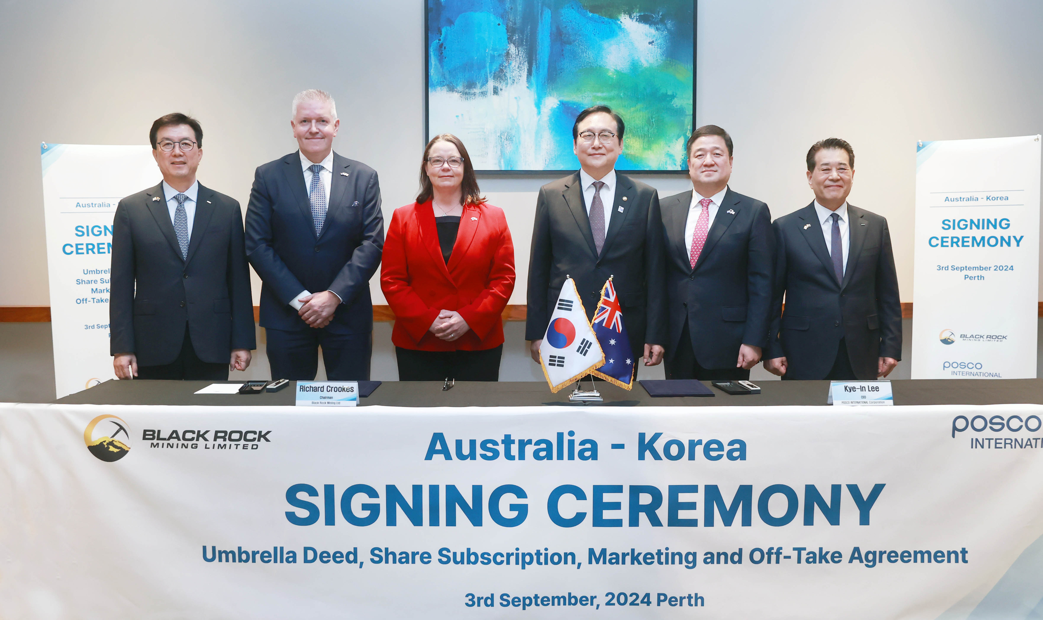 Executives and officials from Posco Group, Australia and Black Rock Mining including Posco Holdings Chairman Chang In-hwa, far right, Korea's Trade Minister Cheong In-kyo, third from right, Madeleine King, Federal Minister for Resources and Northern Australia, fourth from right, Richard Crookes, chairman of Black Rock Mining take a photo after signing a $40 million deal Tuesday in Perth, Australia. [POSCO INTERNATIONAL]