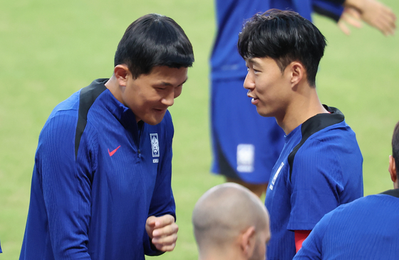 Son Heung-min, right, speaks with Kim Min-jae during the Korean national team training at Goyang Stadium in Goyang, Gyeonggi on Tuesday. [NEWS1] 