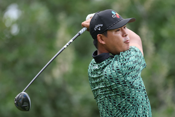 Kim Si-woo plays his shot from the second tee during the first round of the BMW Championship at Castle Pines Golf Club in Castle Rock, Colorado on Aug. 22. [AFP/YONHAP] 