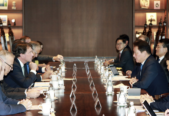 SK Group Chairman, right, speaks with the U.S. senators at SK's headquarters in central Seoul on Tuesday. [SK]