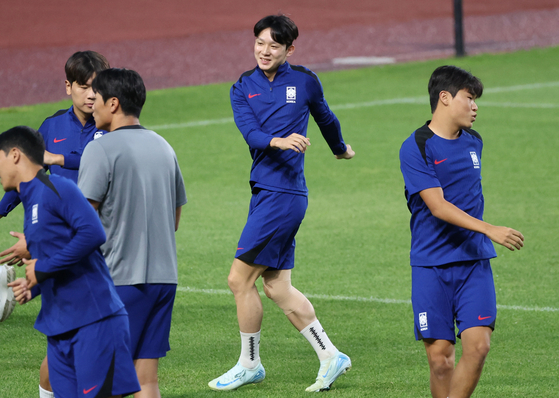 Yang Min-hyeok, center, trains with the Korean national team at Goyang Stadium in Goyang, Gyeonggi on Tuesday. [YONHAP]