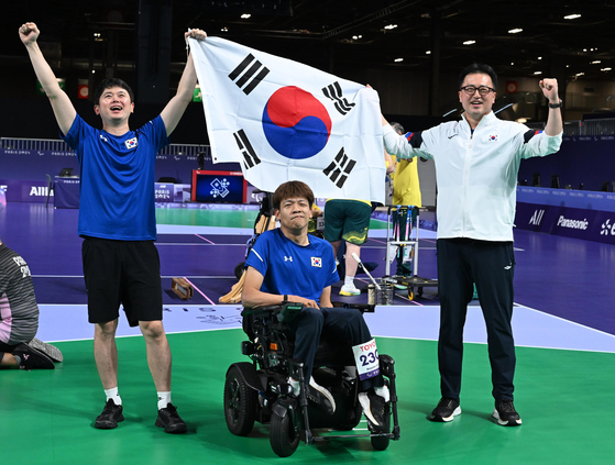 Jeong Ho-won, center, celebrates after winning the men’s individual BC3 boccia final at the 2024 Paris Paralympic Games on Monday in Paris. [YONHAP] 