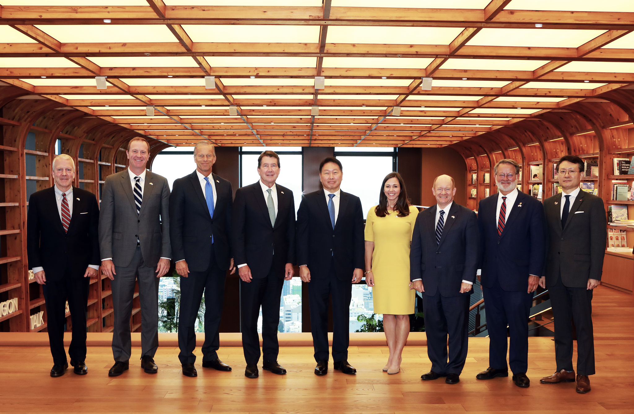 SK Group Chairman Chey Tae-won, fifth from left, poses with a delegation of U.S. senators including Bill Hagerty of Tennessee, fourth from left, at SK's headquarters in central Seoul on Tuesday. [SK]