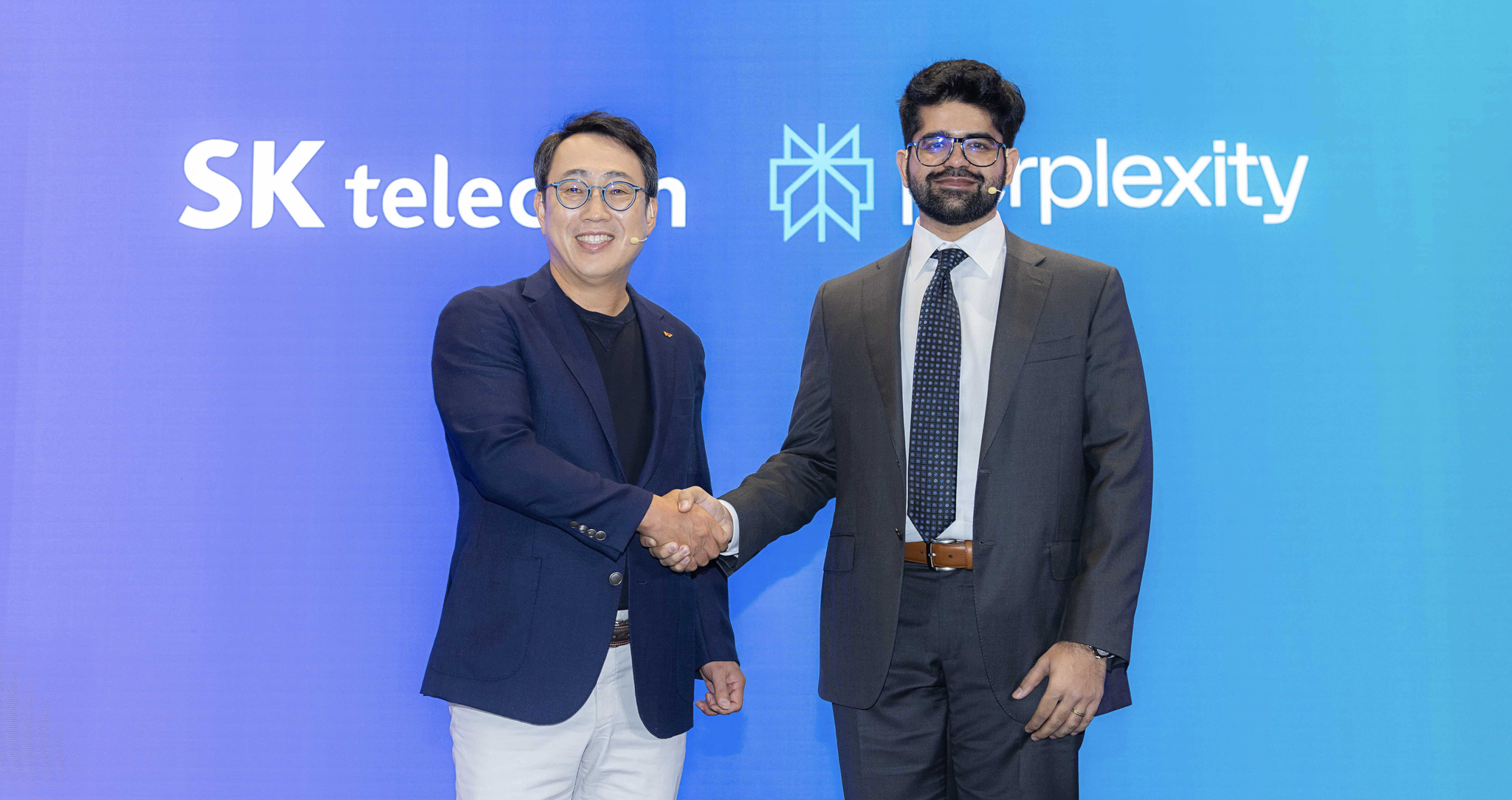 SK Telecom CEO Ryu Young-sang, left, and Perplexity CEO Aravind Srinivas pose for a photo before a press event held at SK Telecom's headquarters in central Seoul on Wednesday. [SK TELECOM]