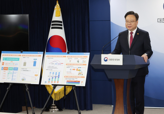  Health Minister Cho Kyoo-hong announced the first government pension reform plan in 21 years during a briefing in Seoul on Wednesday. [YONHAP]