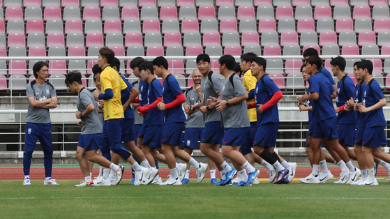 Korean national team manager Hong Myung-bo, far left, trains his squad at Goyang Stadium in Goyang, Gyeonggi on Monday ahead of a 2026 World Cup qualifier against Palestine on Thursday. [NEWS1]