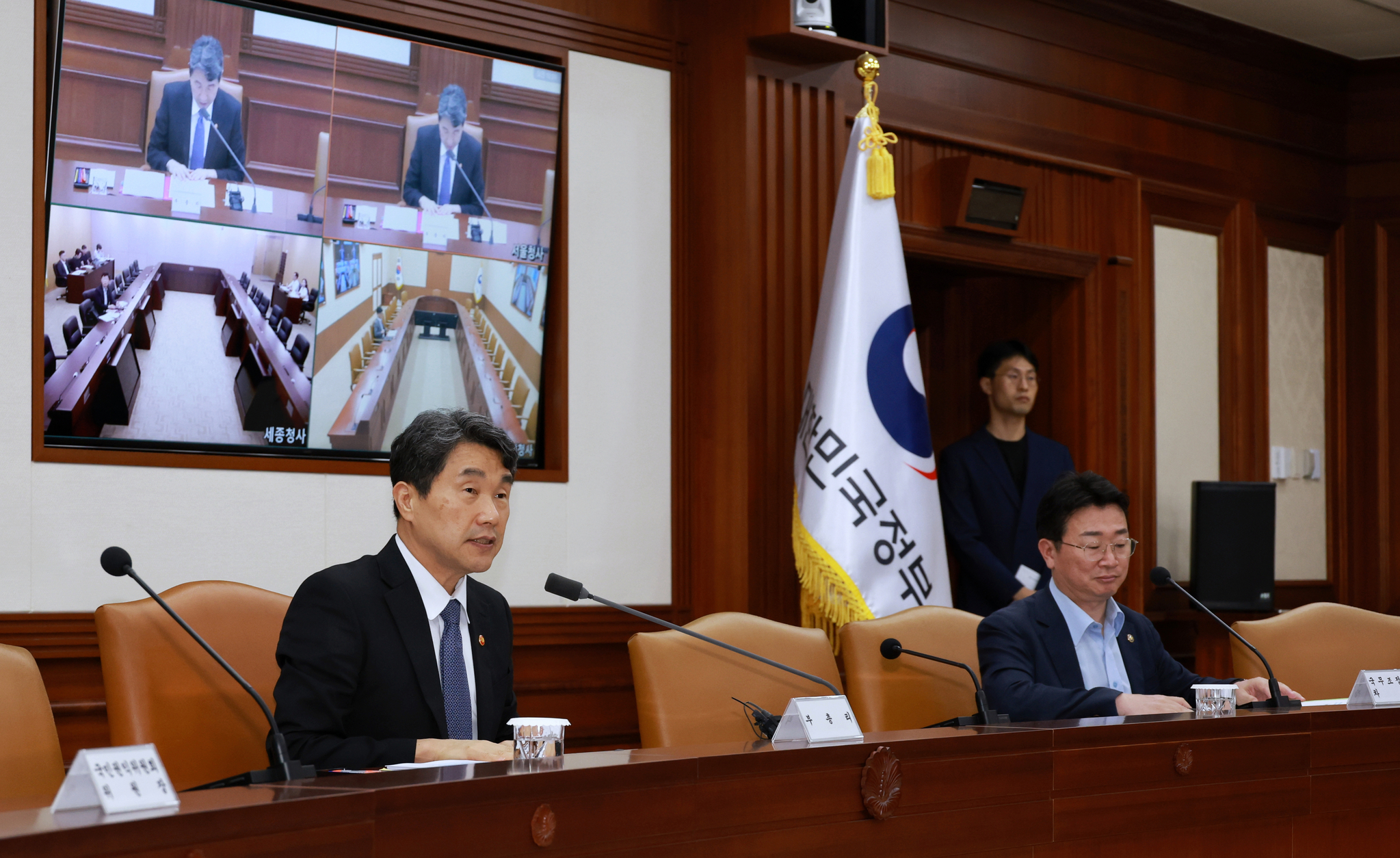 Education Minister Lee Ju-ho, left, talks during a ministerial meeting discussing the progress of the Study Korea 300K plan on Wednesday. [MINISTRY OF EDUCATION]