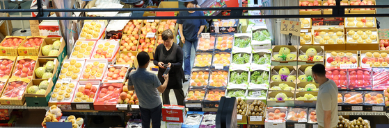 Fruit is stacked for sale at Namchon Agricultural Products Wholesale Market in Incheon on Thursday. [YONHAP]