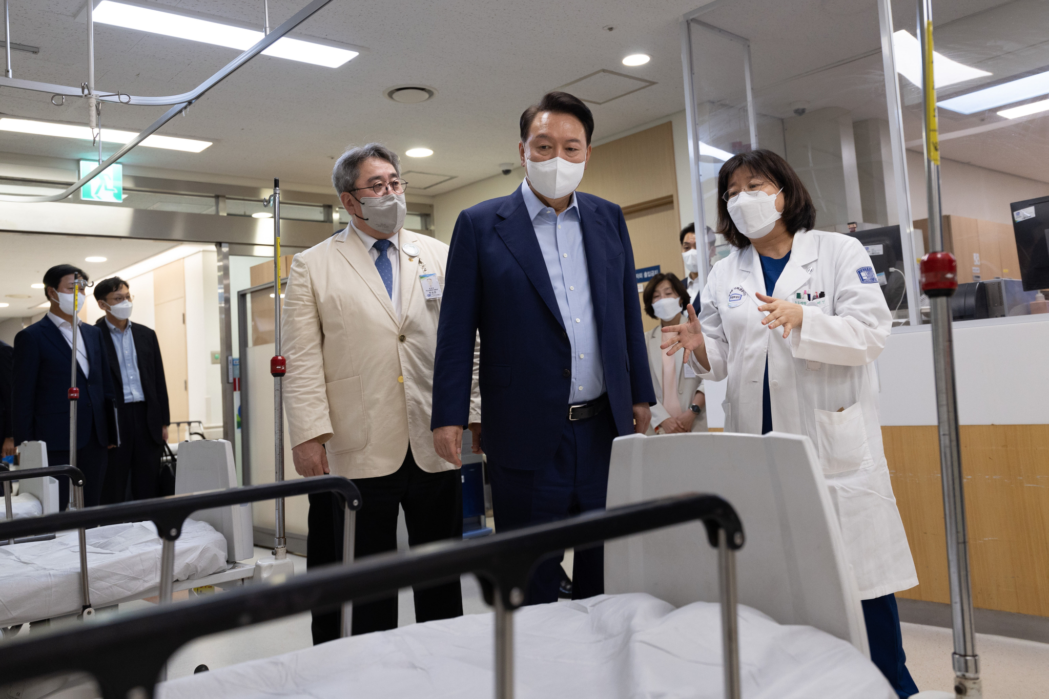 President Yoon Suk Yeol, center, visits a regional emergency medical center at Uijeongbu St. Mary’s Hospital in Gyeonggi on Wednesday night. [PRESIDENTIAL OFFICE]