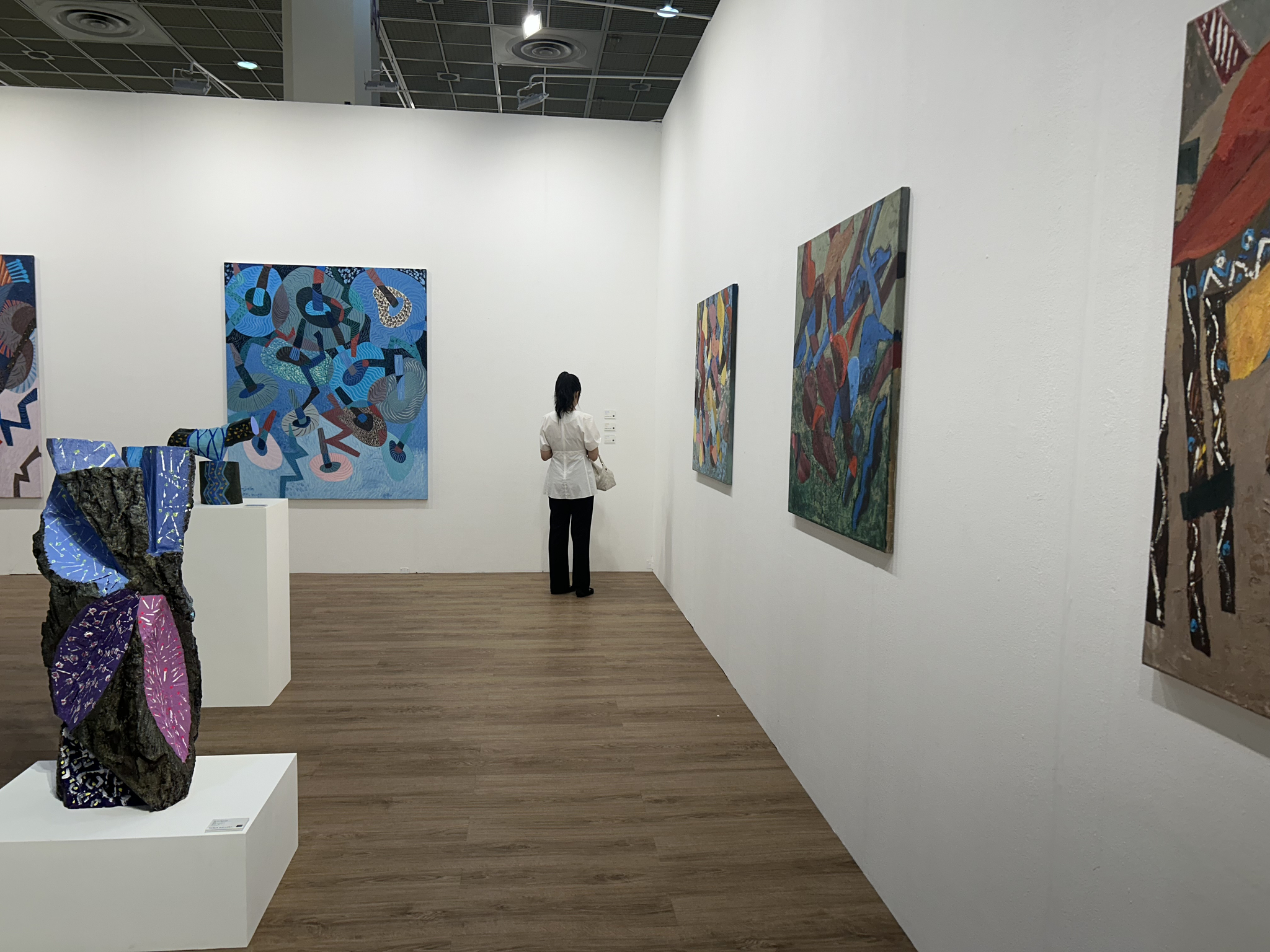 Kukje Gallery’s KIAF booth is exclusively presenting the works of artist Kim Yun-shin, a featured artist in the Venice Biennale’s International Art Exhibition this year. The gallery reported satisfactory sales the first day, on Wednesday. [SHIN MIN-HEE]