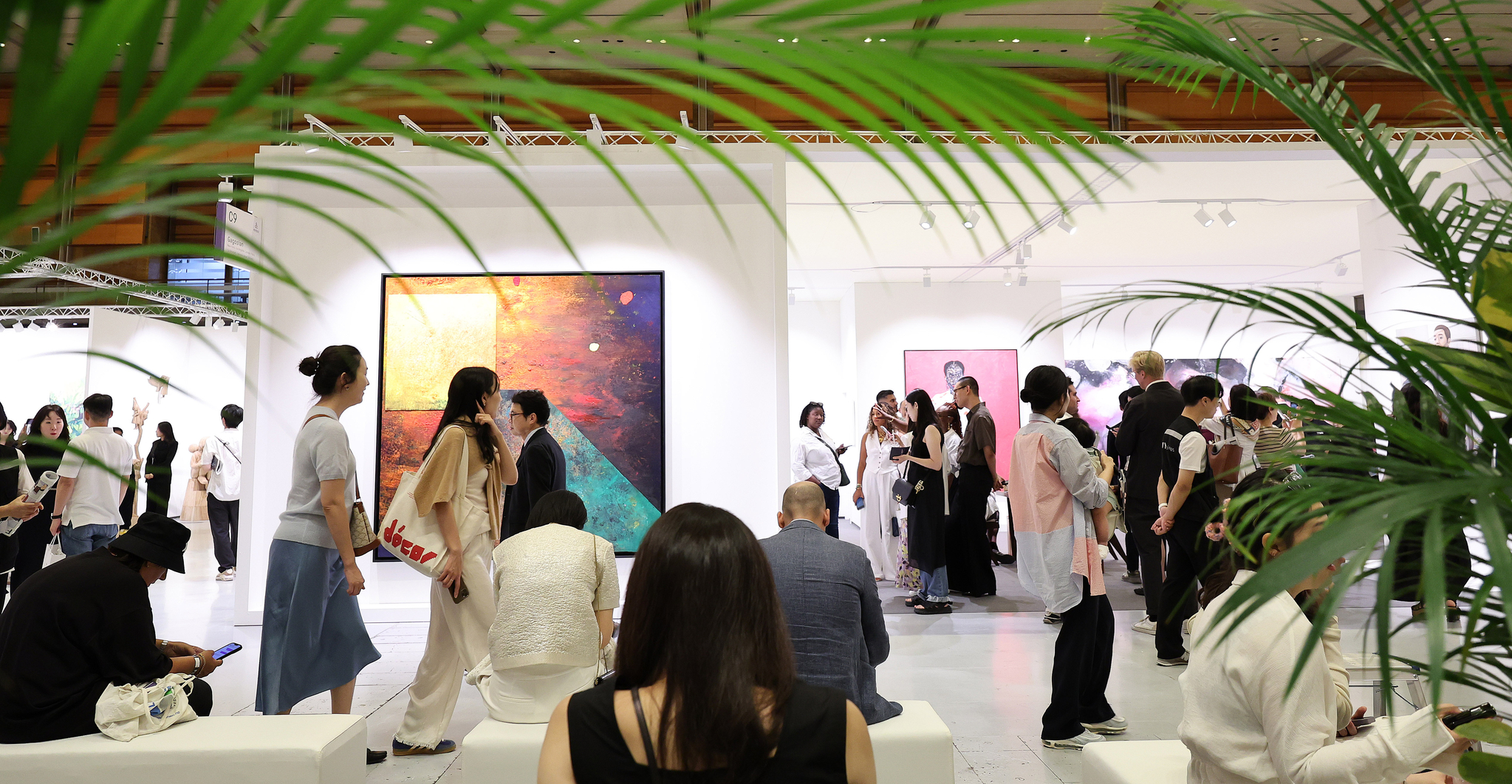 Visitors browse gallery booths during Frieze Seoul's VIP preview at Coex, southern Seoul, on Wednesday. [NEWS1]