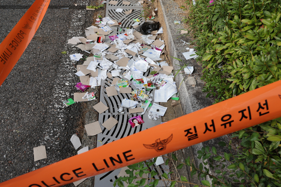 Residue from trash-laden balloons are seen scattered around a park near the National Assembly building in Yeouido, western Seoul, on Thursday. [NEWS1]