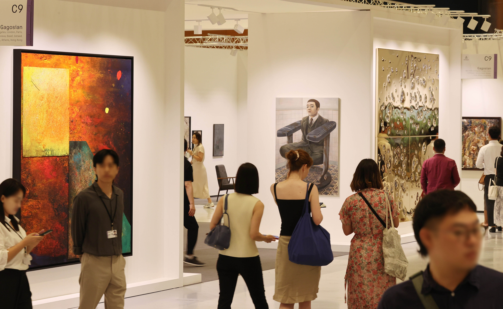 Visitors pass by the Gagosian gallery booth during Frieze Seoul's VIP preview at Coex, southern Seoul, on Wednesday. [YONHAP]