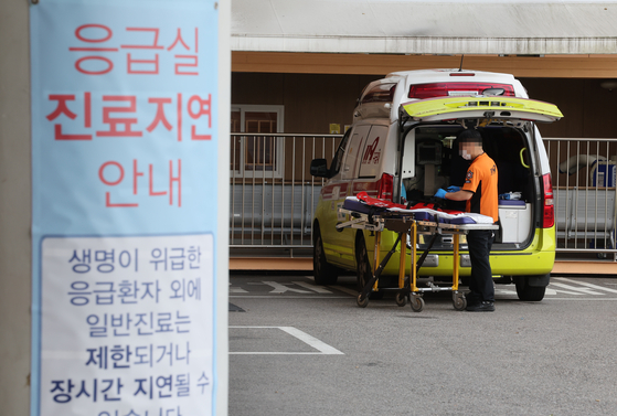 A banner posted on a wall at a Gyeonggi-based general hospital informs visitors and patients of delays in emergency medical services on Thursday. [YONHAP]  