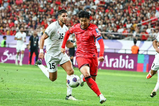 Son Heung-min vies for the ball during a World Cup qualifier between Korea and Palestine at Seoul World Cup Stadium in western Seoul on Wednesday.  [JOONGANG ILBO]