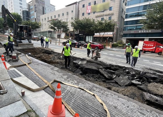 A three-meter deep sinkhole is reported near Eonju Station in Gangnam District, southern Seoul, on Sept. 12 last year. [NEWS1]