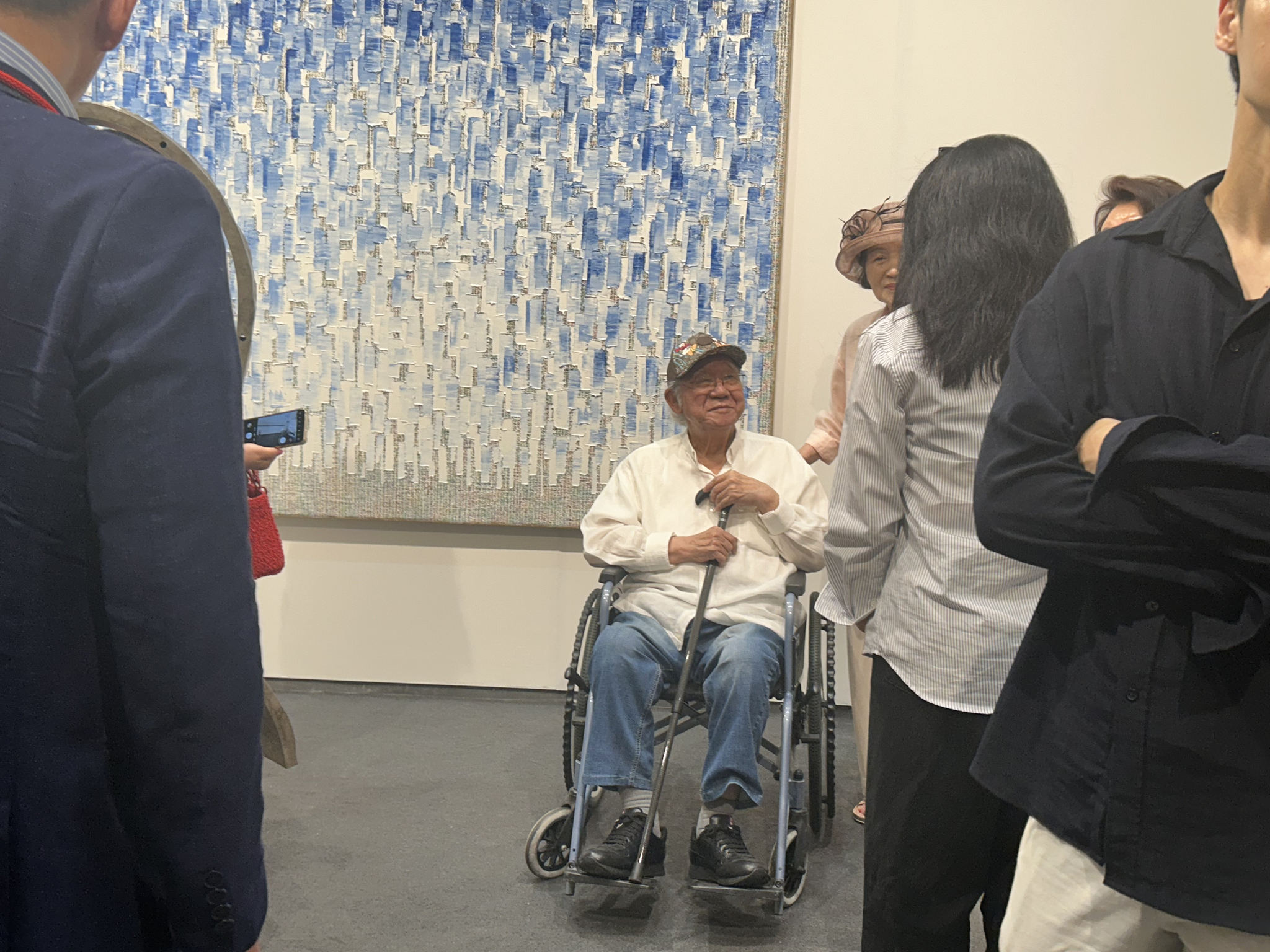 Ha Chong-hyun, 89-year-old master of dansaekhwa (Korean monochrome painting) paid a visit to Kukje Gallery's booth during Frieze Seoul on Wednesday. Here he is shown in front of his painting. [SHIN MIN-HEE]