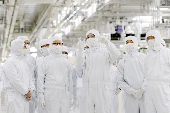 Samsung Electronics Executive Chairman Lee Jae-yong, third from right, visits Samsung Electronics' chip packaging line in Cheonan, South Chungcheong, in February 2023. [YONHAP] 