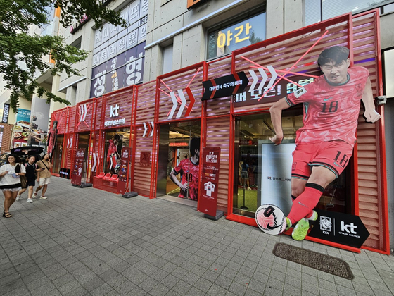 The front of the KT store-turned-Lee Kang-in fan zone in western Seoul  [PAIK JI-HWAN]