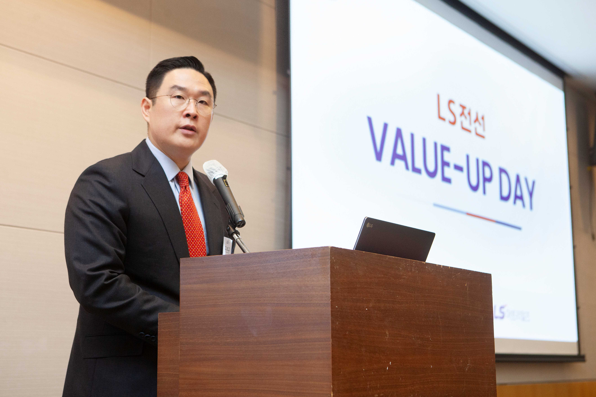 LS Cable & System CEO Koo Bon-kyu talks about business strategies for the cable maker during a press conference in Yeouido, western Seoul, on Thursday. [LS CABLE & SYSTEM]