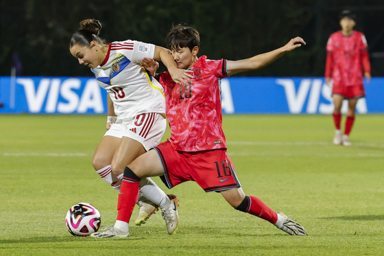 Korea's Bae Ye-bin, right, in action against Marianyela Jimenez of Venezuela during a FIFA U-20 Women's World Cup match at Techo Stadium in Bogota, Colombia on Wednesday. [EPA/YONHAP] 